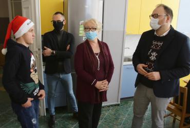 Na zdjęciu dzieci z placówki Młody Las i Zastępca Prezydenta Torunia Paweł Gulewski 