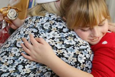 Na zdjęciu dzieci z placówki Młody Las i Zastępca Prezydenta Torunia Paweł Gulewski 