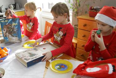 Na zdjęciu dzieci z placówki Młody Las i Zastępca Prezydenta Torunia Paweł Gulewski 