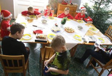 Na zdjęciu dzieci z placówki Młody Las i Zastępca Prezydenta Torunia Paweł Gulewski 