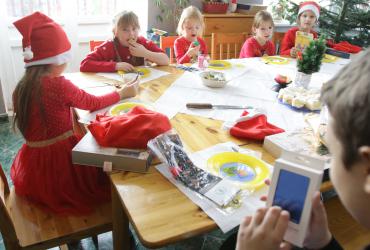 Na zdjęciu dzieci z placówki Młody Las i Zastępca Prezydenta Torunia Paweł Gulewski 