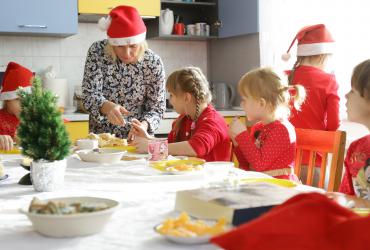Na zdjęciu dzieci z placówki Młody Las i Zastępca Prezydenta Torunia Paweł Gulewski 